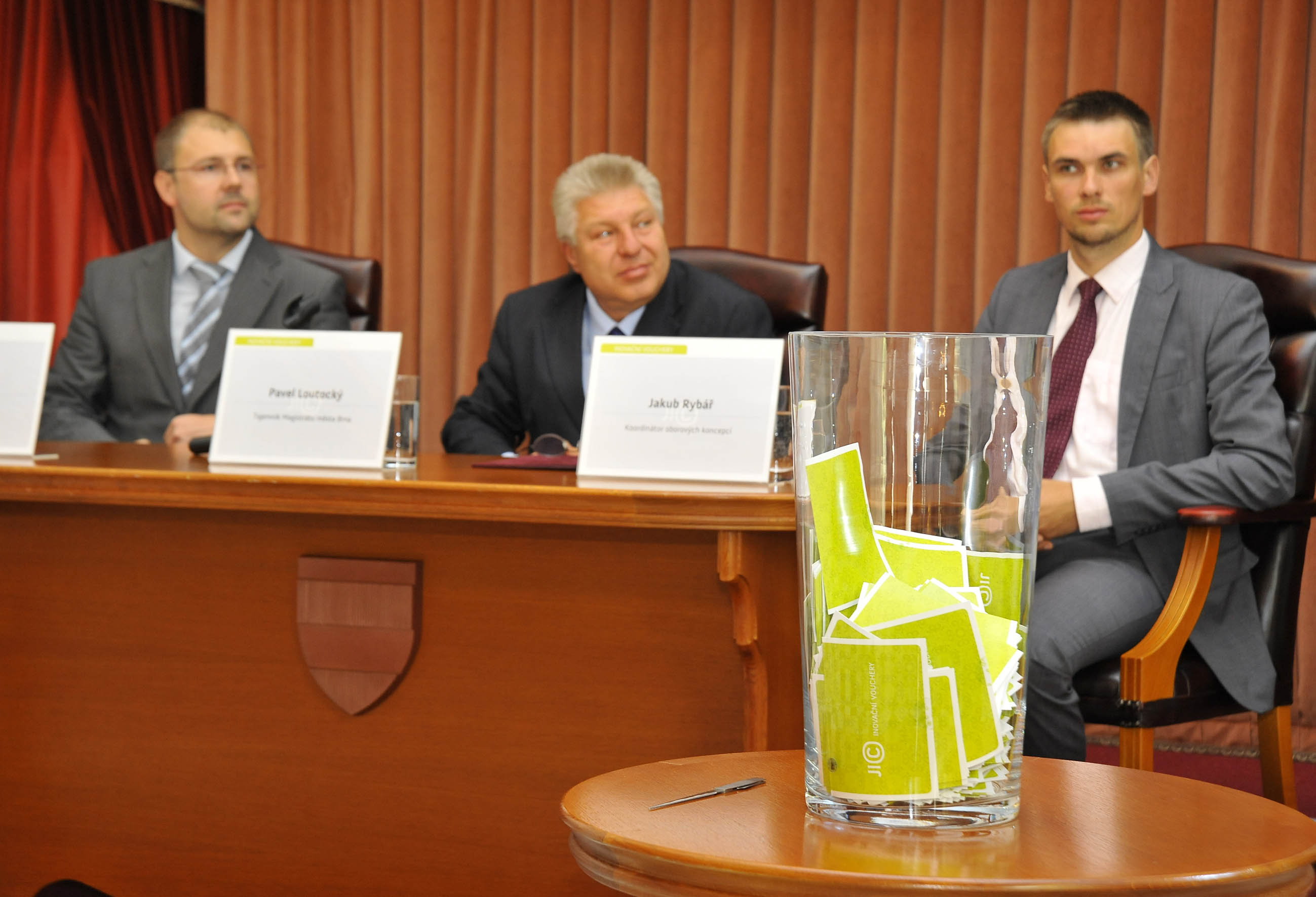Zleva: Michal Kostka, zástupce ředitele Jihomoravského inovačního centra; Pavel Loutocký, tajemník magistrátu statutárního města Brna; Jakub Rybář, koordinátor oborových koncepcí města Brna