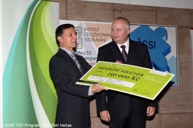 František Kostka přebírá inovační voucher z rukou Olivera Pospíšila